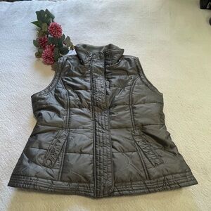Women's Gray‎ Quilted Vest Size Large 
Classic and Comfortable